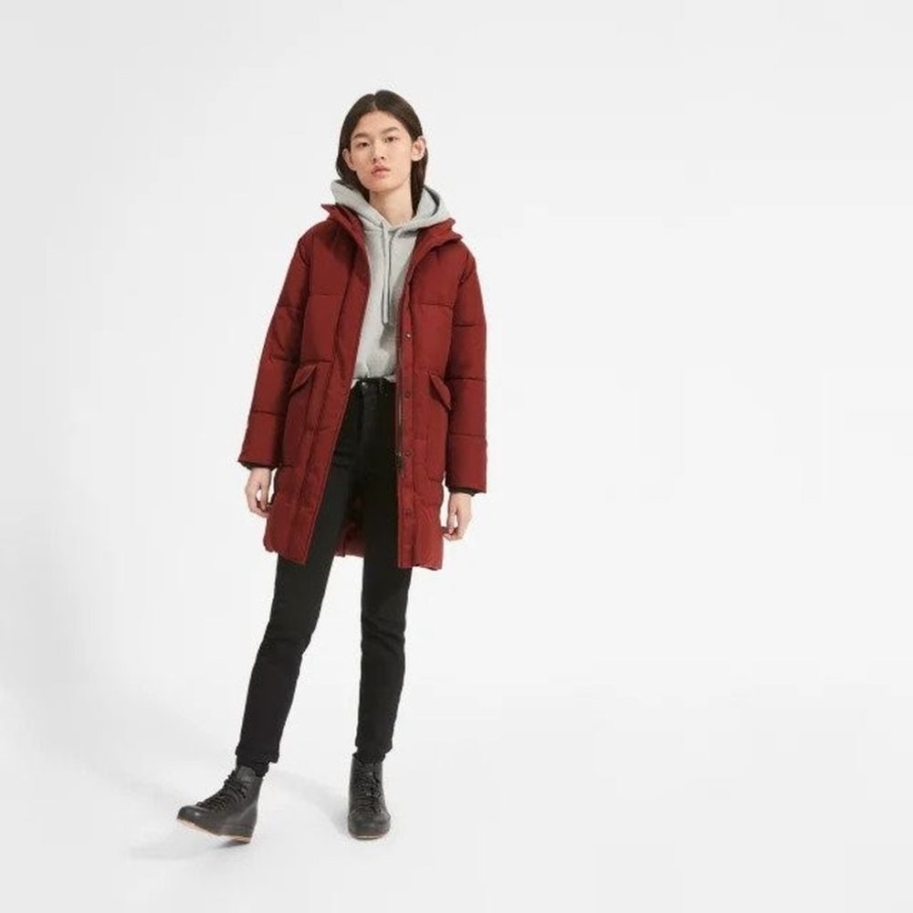EVERLANE L The ReNew Long Puffer in Brick Red